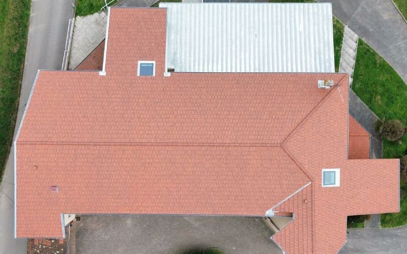 vue de dessus d'une toiture neuve rénovation ferme cuenot zinguerie charpente isère